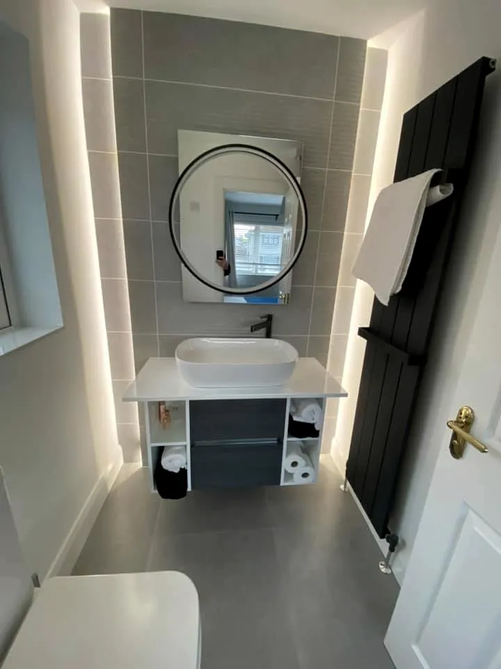 Backlit recess and round mirror