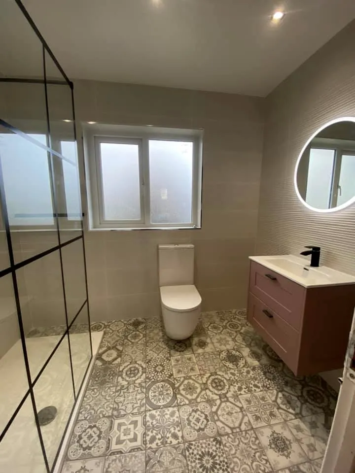 Black grid shower screen with patterned floor
