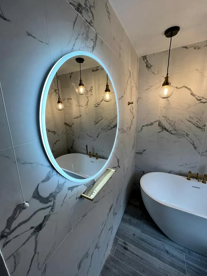 Freestanding bath with marble-effect walls