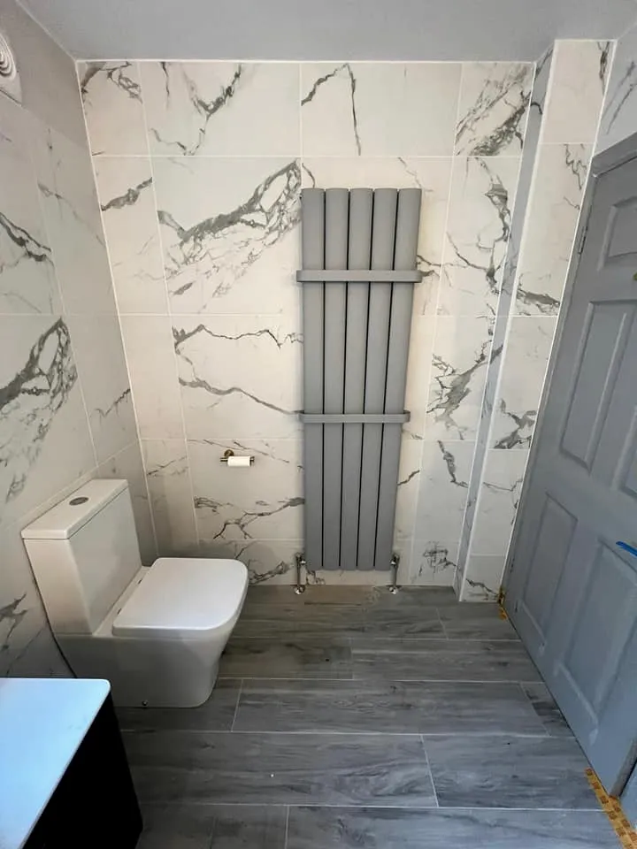 Large marble-effect porcelain wall tiles